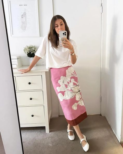 Zara Summer Outfits, Skirt With Shirt, T Shirt Outfits, Zara Spring, Outfits To Try, Zara Summer, Skirt Inspiration, Satin Lingerie, Satin Midi Skirt