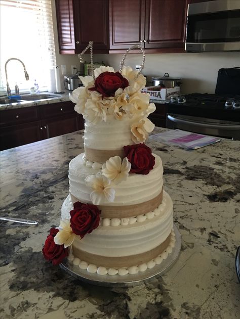 Rustic Country wedding cake. Go buy a three tier cake from Sam's club and decorate it (save yourself hundreds of dollars) Sams Club Wedding Cake, Sams Club Cake, Tier Cakes, Nursing Cake, Wedding Cake Images, Whiskey Cake, Tiered Cake Design, Wedding Cake Prices, Three Tier Cake