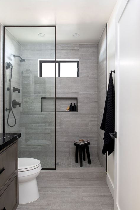 a bathroom with a glass shower Niche Design Wall Bathroom, Niche Design Wall, Bathroom Niche Ideas, Shower Niche Ideas, Small Bathroom Modern, Diy Closet Doors, Bathroom Niche, Tile Colors, Flip Ideas