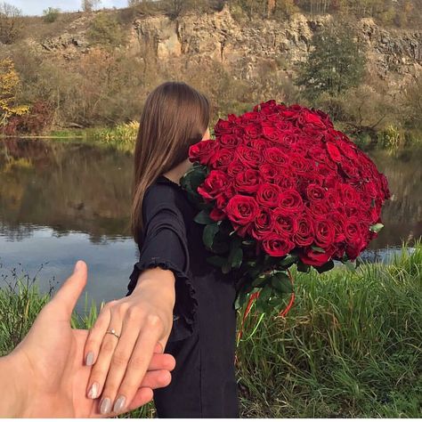 خواتم خطوبة, Bridal Songs, Wedding Photoshoot Props, Instagram Russia, Flower Photoshoot, Romantic Photoshoot, Engagement Poses, Instagram Ideas Photography, Photo Pose Style