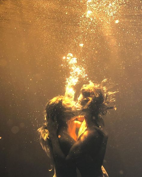 Underwater Kiss, Under The Water, Physical Attraction, Foto Art, Under Water, Cinematic Photography, Blue Life, Two People, Pose Reference