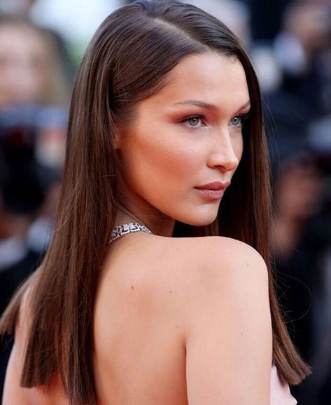 Bella Hadid Hair, Portrait Celebrity, Light Auburn Hair, Girl Lips, Red Carpet Beauty, Straight Hair Cuts, Boring Hair, Elsa Hosk, Instagram Makeup