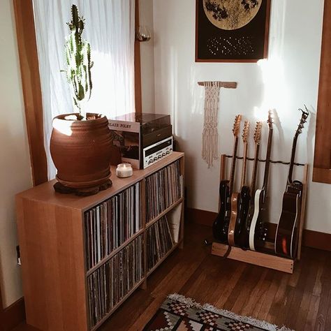 Music Corner Living Room, Music Corner, Turn Table Vinyl, Bedroom Corner, Apartment Decor Inspiration, Living Room Spaces, Time Of Day, New Living Room, Lounge Room