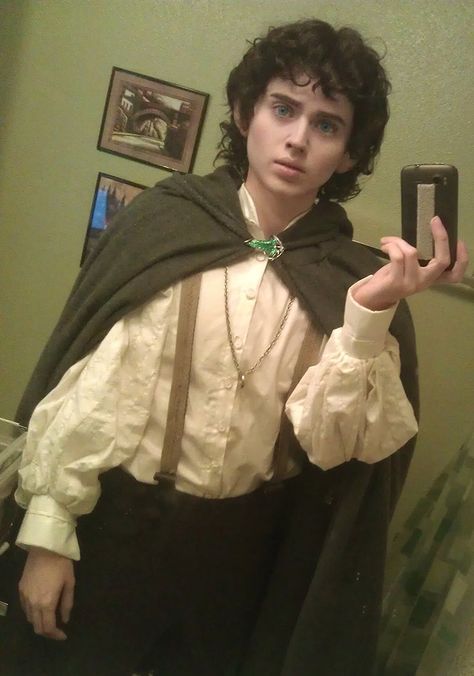 Easy Dnd Cosplay, Frodo Baggins Cosplay, Cosplay Lord Of The Rings, Bilbo Baggins Cosplay, Lord Of The Rings Makeup, Frodo Cosplay, Frodo Baggins Costume, Frodo Costume, Lord Of The Rings Costumes