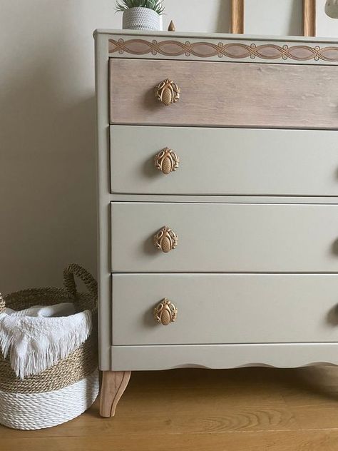 White Upcycled Furniture, Refurbish Chest Of Drawers, Drawer Painting Ideas Aesthetic, Repainted Dresser Ideas, Neutral Chest Of Drawers, Baby Chest Of Drawers, Chest Of Drawers Upcycle, Drawer Chest Bedroom, Upcycled Chest Of Drawers