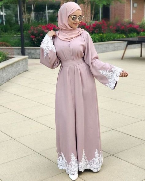 Abaya Tendance 2021 : Les femmes voilées, sont pour la majorité, moderne et élégante à la fois qui aime porter des vêtements amples, respectueux et chics tout en restant tendance, dont l’Abaya tendance est devenu le buez "fashion" pour les femmes voilées. Islamic Fashion Dresses, Abaya Outfit, Estilo Hijab, Stile Hijab, Abaya Style, Mode Turban, Muslim Women Fashion, Islamic Dress, Mode Abaya