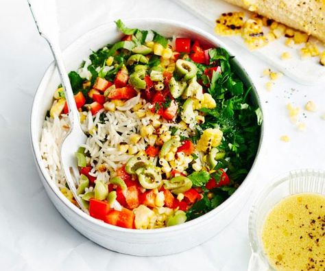 Rustle up this rice salad as a main or side dish. Perfect for hot summer days - it's refreshing crunchy and very simple to prepare. Tasty Vegetarian Meals, Vegetarian Nachos Recipe, Loaded Potato Salad, Picnic Food Ideas, Rice Salad Recipes, Teriyaki Chicken And Rice, Roasted Broccolini, Outdoor Lunch, Wild Rice Salad