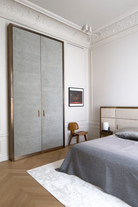 Apartement Trocadéro by Rodolphe Parente | HomeAdore HomeAdore Cosy Bedroom, Minimal Decor, Simple Bedroom, Master Bedrooms Decor, Beautiful Doors, Apartment Inspiration, Cheap Decor, Apartment Interior, Making Room