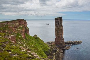 The Old Man of Hoy from Rackwick (Walkhighlands) Cliff Scenery, Turf Roof, Norse Words, Rock Sign, Scotland Forever, Kelp Forest, Walking Routes, Fishing Villages, Round Trip