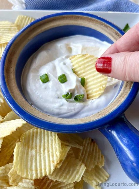 Sour cream and onion dip is a classic party favorite that can be easily made at home. With only 5 simple ingredients, you can whip up a batch of this delicious dip in no time! Sour Cream And Onion Dip Recipe, Sour Cream And Onion Dip, Dip And Chips, Make Sour Cream, Onion Dip Recipe, Easy To Make Appetizers, French Onion Dip, Easy Dips, Holiday Party Foods