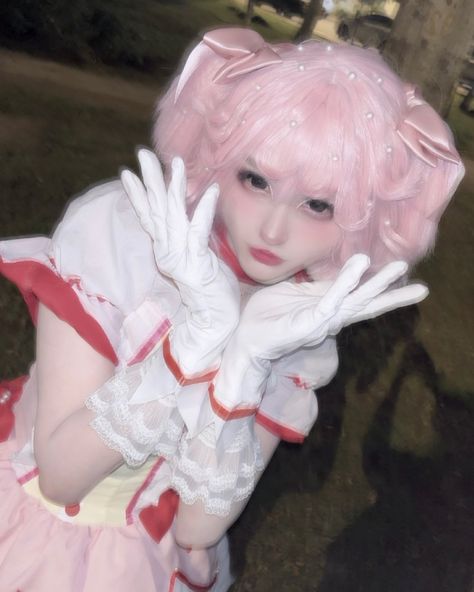 ─── · · · ✧ 🍥🎀˖ ૮꒰ ｡っ -｡꒱♡ 𖥻 madoka kaname 𖥻 puebla magi madoka magica .-. .-.      `· . #puellamagimadokamagica #madokamagica #madokacosplay #madokamagicacosplay #pmmm #madokakaname #COS #cosplay Madoka Cosplay, Madoka Kaname, Puella Magi Madoka Magica, Madoka Magica, Anime Cosplay, Cosplay Anime, Anime