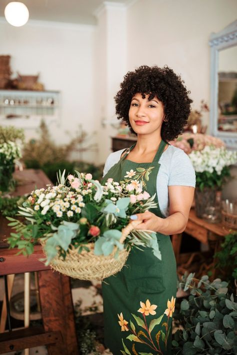 Smiling young woman holding basket of flowers in floral shop Premium Photo Woman Holding Basket, Mirror Above Fireplace, Horizontal Mirrors, Basket Drawing, Basket Of Flowers, Flowers Photo, Wear To Work Dress, Floral Baskets, Holding Flowers