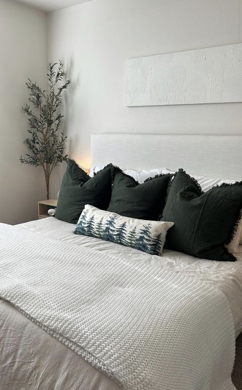 Minimal Christmas Decor Bedroom, Christmas Bedroom Decor Green, Elegant Christmas Bedroom, Christmas Bedding Aesthetic, Modern Christmas Bedroom, Winter Bedroom Aesthetic, Christmas Decor Bedroom, Holiday House Decor, Bedroom Decor Christmas