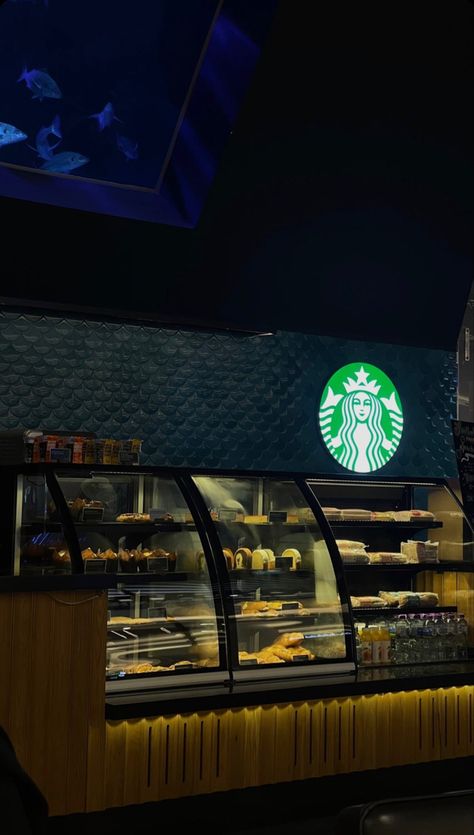 Starbucks Aesthetic Night, Starbucks At Night, Spiderman Artwork, Starbucks Logo, Food Snapchat, Night Aesthetic, Bella Hadid, Snapchat, Spiderman