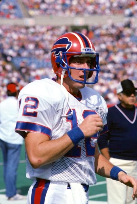 Vintage Buffalo Bills QB Jim Kelly.  Love the blue face masks! Vintage Buffalo Bills, Nfl Hall Of Fame, Nfl Football Helmets, Nfl Pictures, Jim Kelly, Nfl Football Pictures, Buffalo Bills Football, Nfl Football Players, Bills Football