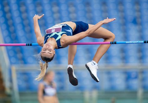 Track And Field High Jump, High Jump Aesthetic, Yuliya Levchenko, Athlete Motivation, Track Pictures, Women Athletes, Portraits Of Women, Shot Put, Pole Vault