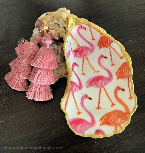 She’ll Decoupage, Flamingo Oyster Shell, Shell Decoupage Diy, Decopauge Shells, Oyster Decoupage, Oyster Shell Decoupage, Oyster Shell Crafts Diy Ideas, Paint Oyster Shells, Shell Trinket Dish