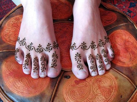 Henne Tattoo, Mujeres Tattoo, Simple Arabic Mehndi, Leg Henna, Simple Arabic Mehndi Designs, Tato Henna, Foot Henna, Henna Body Art, Tattoo Henna