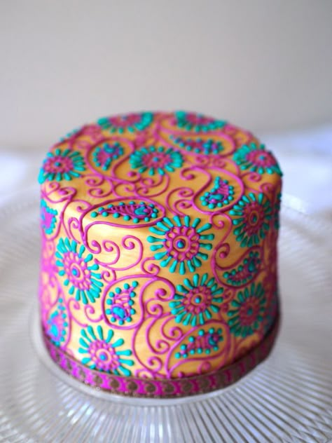 Henna Piping Tutorial and Templates Tutorial on Cake Central                                                                                                                                                     More Bollywood Cake, Henna Cake, Piping Tutorial, Torte Creative, Torte Cupcake, Cake Central, Kue Ulang Tahun, Cool Cakes, Decorated Cakes