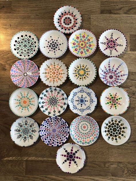 Diy Pottery Painting, Mandala Painted Rocks, Pottery Painting Designs, Pottery Crafts, Mandala Dots, Dot Art Painting, Diy Pottery, Rock Painting Designs, Mandala Stones