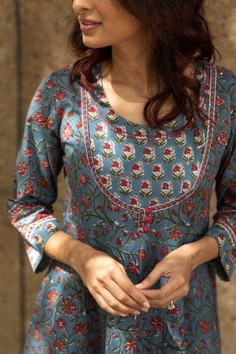 Cotton Suit Designs, Printed Kurti Designs, Salwar Neck Designs, Faux Jacket, New Kurti Designs, Kurta Patterns, Churidar Designs, Latest Dress Design, Simple Kurta Designs