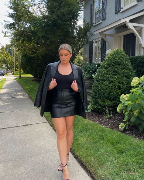 Leather On Leather Outfit, Blazer Outfit Summer, Classy Night Out Outfit, All Leather Outfit, Leather Blazer Outfit, Outfit Ideas Classy, Casual Night Out Outfit, Formal Chic, Leather Skirt Outfit