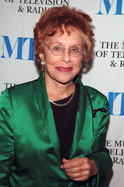 Marlene Sanders, the trailblazing and coolly, elegant TV journalist, passed away yesterday. She was also an adjunct professor of Journalism at NYU. Kickass Women, Influential People, First Tv, News Anchor, Cbs News, Abc News, My Heart Is Breaking, Latest Video, Ny Times