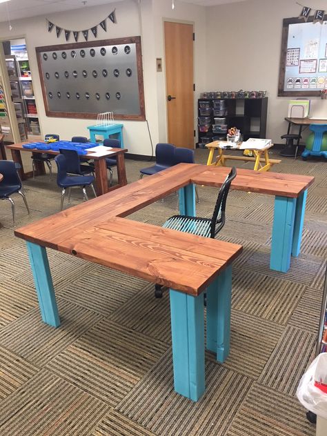 Diy Classroom Furniture Wood, Kindergarten Classroom Teacher Desk, Classroom Diy Furniture, Classroom Table Ideas, Classroom With Tables, Kindergarten Classroom Setup With Tables, Diy Teacher Desk, Classroom Furniture Ideas, Classroom Lighting Ideas