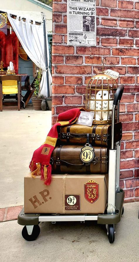 Harry Potter Birthday Party Backdrop, Harry Potter Booth Ideas, Harry Potter Event Decorations, Hary Poter Harry Potter, Harry Potter Christmas Decorations Outdoor, Harry Potter Halloween Party Decorations, Harry Potter Trolley Cart Candy, Harry Potter Event Ideas, Harry Potter Theme Halloween Decorations