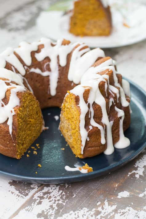 Gluten Free Pumpkin Bundt Cake, Bakery Shop Ideas, Pumpkin Spice Bundt Cake, Spice Bundt Cake, Pumpkin Bundt, Spice Cake Recipes, Pumpkin Bundt Cake, Cream Cheese Glaze, Loaf Cakes