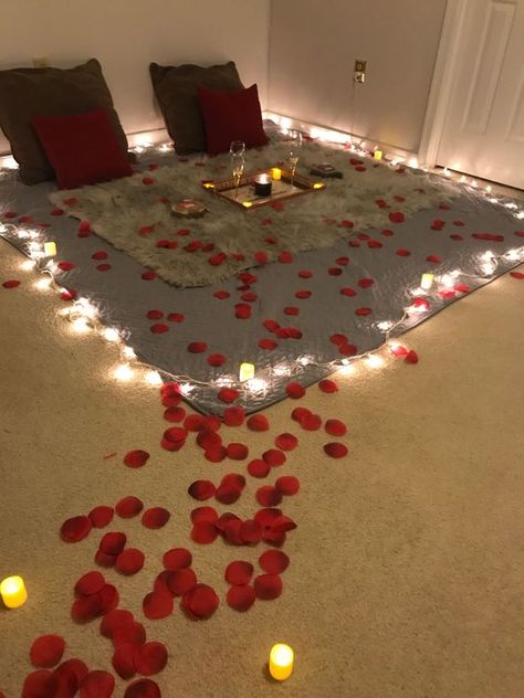 Romantic Home Dates, Romantic Room Surprise, Romantic Dinner Decoration, Romantic Room Decoration, Indoor Picnic, Romantic Date Night Ideas, Romantic Bedroom Decor, Romantic Surprise, Cute Date Ideas