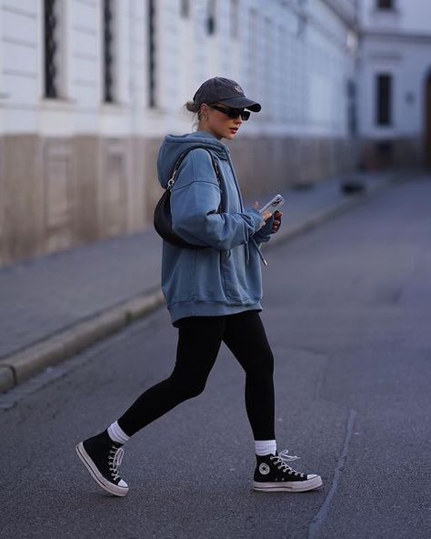 Nicole Böhm on Instagram: "Relaxing fit this Friday. Sometimes cozy is the only option. What do you think? #ootd #americanstyle #streetstyle #fashionstreetstyle #outfitinspiration" Sporty Chic Outfits Street Fashion, Casual Girl Outfits, Sweatshirt Outfit Ideas, Sporty Chic Outfits, Neon Shorts, Sporty Street Style, Midsize Outfits, Cold Weather Outfit, Timeless Outfits