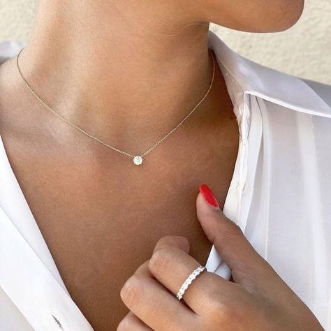 $2.900,00 Diamond Floating Necklace, Single Diamond Pendant Necklace, Engagement Ring To Necklace, Single Gem Necklace, One Stone Necklace, 1ct Diamond Necklace, Diamond Necklace Minimal, Classy Diamond Necklace, Diamond Stud Necklace