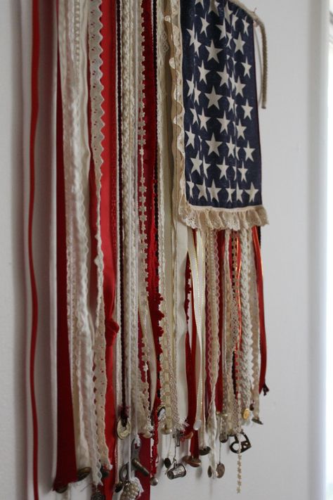 I got this idea from a photo on Pinterest for an American flag made of ribbon and trim. Thinking about moving into my new place, I decided some new artwork was necessary so I went out and spent a s… Ribbon American Flag, Diy American Flag Crafts, Boho American Flag, Bohemian Flag, Diy American Flag, American Flag Crafts, Rag Flag, Ribbon Flag, Flag Crafts