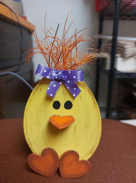 Easter Egg Diy Crafts, Wood Chicken Crafts, Easter Woodworking Projects, Easter Chicks Crafts, Wooden Chickens, Wooden Easter Crafts, Easter Wood Projects, Chick Craft, Easter Chick Craft