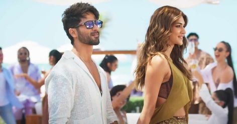 Shahid Kapoor & Kriti Sanon's Film Maintains Its Hold! Check more at https://maholicious.com/shahid-kapoor-kriti-sanons-film-maintains-its-hold/ Sahid Kapur, Romance Comedy, Shahid Kapoor, Kriti Sanon, Asian Drama, It Movie Cast, Comedy Films, 28 Days, Cute Love Couple Images