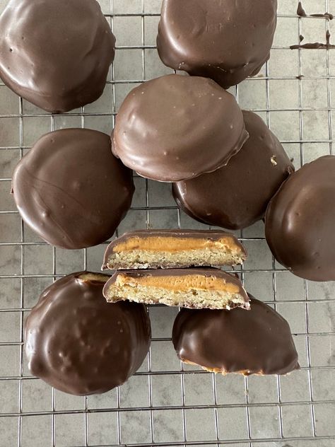 Copycat Tagalong Cookies, Tagalong Cookies Recipe, Peanut Butter Patties Recipe, 2023 Desserts, Tagalong Cookies, Vanilla Shortbread, Food Business Ideas, Patties Recipe, Peanut Butter Filling