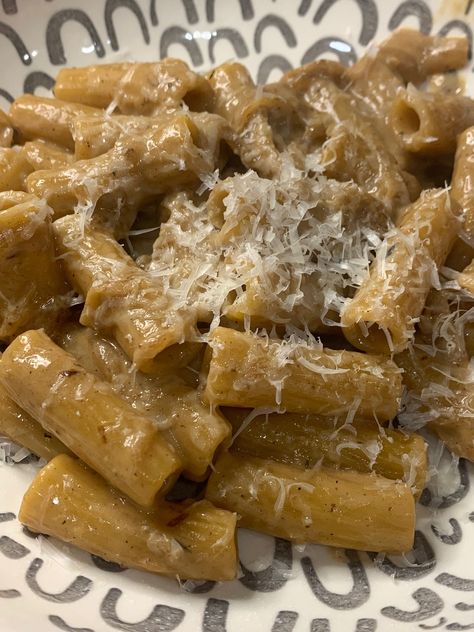 One Pot French Onion Pasta Lighthouse Potatoes, Honeycomb Pasta, One Pot French Onion Pasta, Viral Pasta, French Onion Pasta, Onion Pasta, Baked Feta, One Pot Pasta Recipes, Feta Pasta