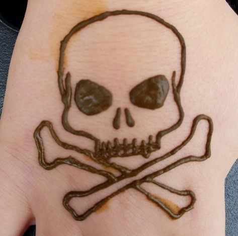 Henna Skull Designs, Cool Henna Tattoos For Men, Skull Henna Tattoo, Pirate Henna, Goth Henna Designs, Halloween Henna Design, Henna Skull, Man Henna, Face Henna