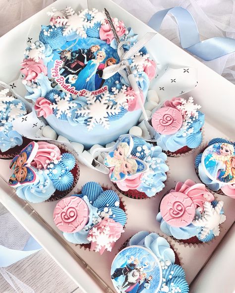 ❄️❄️ The sun is shining but it’s icy cold in here. Frozen themed mini cake with 8 cupcakes set. Seeing that muted pink coming through again. #sammicakes #minicake #bento #lunchbox #frozen #cakecapetown #capetowncakes Frozen Bento Cake, Bento And Cupcake Set, Cake Frozen, Bento Lunchbox, Frozen Themed, Bento Cake, Muted Pink, Mini Cake, Sun Is Shining