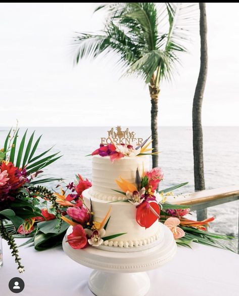 Hawaii Wedding Cake, Hawaiian Wedding Cake, Tropical Wedding Centerpieces, Tropical Wedding Cake, Tropical Wedding Theme, Tropical Wedding Inspiration, Dream Wedding Reception, Big Wedding Cakes, Beach Wedding Centerpieces