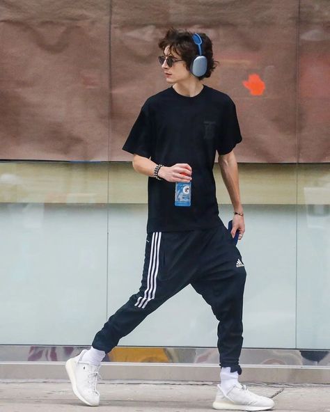 timothée chalamet >’s Instagram profile post: “more of @tchalamet spotted in Manhattan . . . . . . #timothee #timothéechalamet #tchalamet #metgala #newyork #harrystyles #zendaya…” Regulus Acturus Black, Timmy T, Chill Fits, Timothee Chalamet, Fitness Inspo, Headphones, Normcore, Street Style, Street Wear