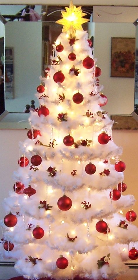 Burgundy, white and gold Christmas Tree White And Gold Christmas, Alternative Christmas, Alternative Christmas Tree, Christmas Time Is Here, Gold Christmas Tree, White Tree, Tree Ideas, Gold Christmas, Christmas Decorating