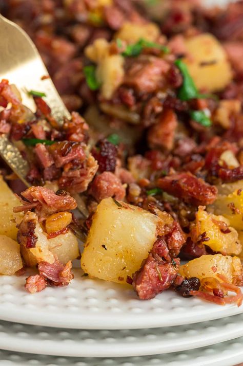 Savory Corned Beef Hash is an easy and tasty breakfast recipe that can be made anytime. It’s flavorful and is a great way to use leftover corned beef. Corn Beef Hash Breakfast, Leftover Corned Beef Recipes, Canned Corned Beef Recipe, Corn Beef Hash, Corned Beef Soup, Corned Beef Hash Recipe, Canned Corned Beef, Slow Cooker Corned Beef, Cooking Corned Beef