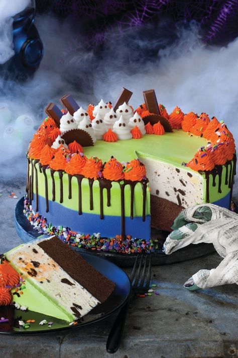 Baskin-Robbins' new Halloween ice cream is for zombie lovers | Fox Business Halloween Ice Cream Cake, Baskin Robbins Ice Cream Cake, Polar Bear Ice Cream, Baskin Robbins Ice Cream, Halloween Ice Cream, Ghost Cake, Holiday Sweets, Halloween Iii, Frozen Foods