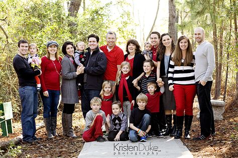 What to wear in family pictures? Sharing 13 Different Picture Outfit Ideas with an array of color scheme ideas for family photos. Large Family Pictures, Family Christmas Pictures Outfits, Christmas Pictures Outfits, Family Portrait Outfits, Family Photo Colors, Extended Family Photos, Large Family Photos, Fall Family Photo Outfits, Family Christmas Pictures