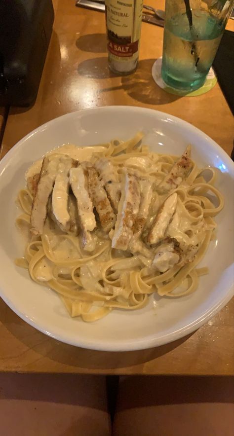 Olive Garden Fettuccine Alfredo, Fedichinni Alfredo, Fettachini Alfredo, Alfredo Chicken, Olive Garden Chicken, Fetuccini Alfredo, Fettucini Alfredo, Olive Garden Pasta, Pasta Alfredo