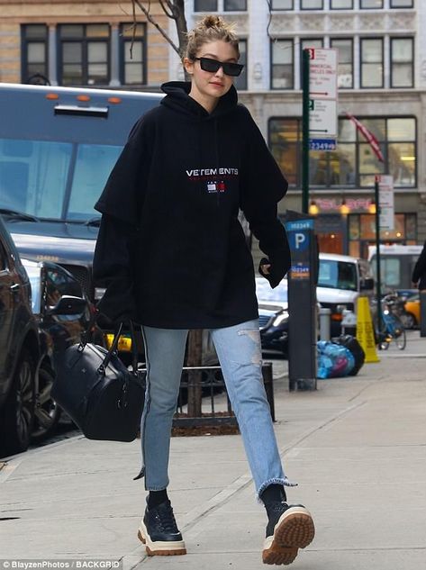 Black Trainers Outfit, Capsule Basics, Black Hoodie Outfit, Structured Fashion, Gigi Hadid Street Style, Gigi Hadid Looks, Trainers Outfit, Layered Hoodie, Gigi Hadid Outfits