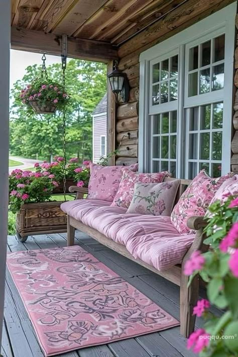 Cozy Porch, Koti Diy, Spring Porch Decor, Wrought Iron Chairs, Porch Makeover, Casa Vintage, Vintage Inspired Decor, Have Inspiration, Front Porch Decorating