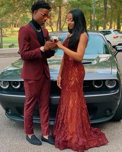 Male Prom Ideas, Homecoming Couples Outfits Red, Prom Duo Ideas, Maroon Prom Couple, Burgundy Prom Couple, Black Prom Couples, Prom Ideas Black Couples, Prom Couples Black People, Prom Colors For Couples